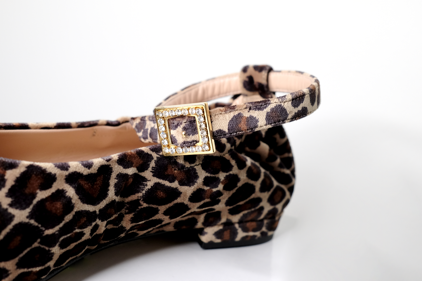 Lise ballerina in velluto con cinturino alla caviglia e fibbia in strass